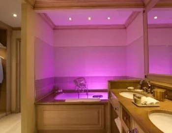 Bañera de hidromasaje para disfrutar en pareja en la Suite Golfo con vistas al mar.