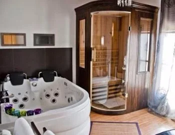 Interior de la Suite Junior donde tienes bañera de hidromasaje.