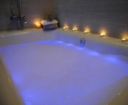 Vista del interior de la Suite con bañera de hidromasaje en donde puedes disfrutar con tu pareja de tu propia bañera de hidromasaje.