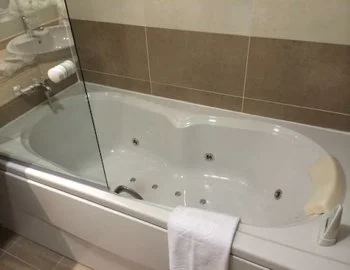 Jacuzzi privado de la habitación.