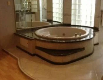 Vista del interior de la Suite con bañera de hidromasaje en donde puedes disfrutar con tu pareja de tu propia bañera de hidromasaje.