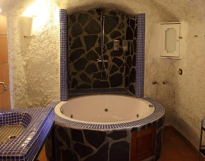 Foto del jacuzzi en la Cueva Superior de Cuevas La Tala en Guadix provincia de Granada