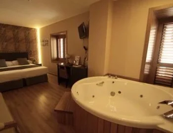 Hidromasaje en la Habitación Doble Superior - 1 o 2 camas para una estancia muy especial o aniversario de bodas.