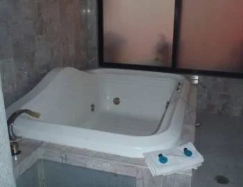 Interior de la Suite Principal donde encontrarás un jacuzzi para relajarte con tu pareja.