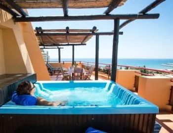 Interior de la Suite Presidencial donde encontrarás un jacuzzi para relajarte con tu pareja.