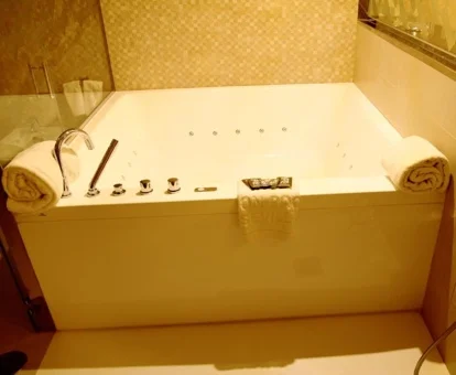 Jacuzzi privado que puedes encontrar en la Habitación Doble Premium Romántica 