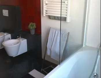 La Habitación con cama extragrande y bañera de hidromasaje y su jacuzzi privado.
