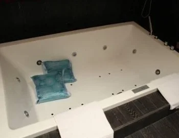 jacuzzi privado de la Suite Hotel El Eden