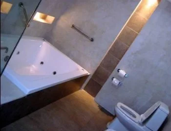La Suite con cama extragrande y su jacuzzi privado.