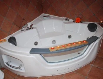Bañera de hidromasaje para disfrutar en pareja en la Suite.