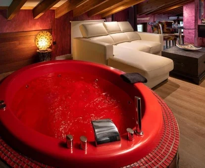 habitacion con jacuzzi redondo de El Palacete Soñado.