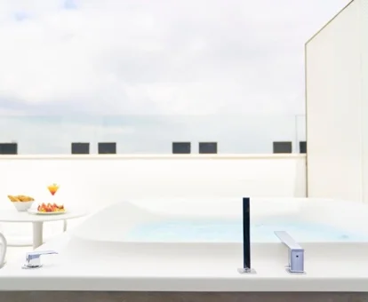 hoteles con jacuzzi en la habitacion en Ibiza