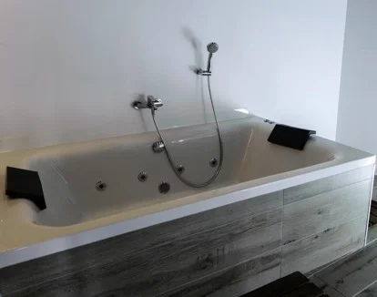 Foto de la Habitación Doble con bañera de hidromasaje para una noche especial en pareja.
