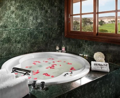 Foto del jacuzzi que puedes encontrar en la Suite Ático.