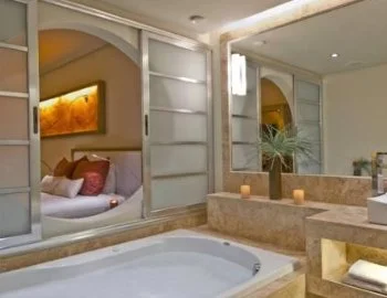 Bañera de hidromasaje en la Suite Junior Familiar Concierge.