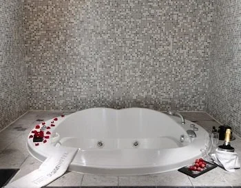 Foto de la la Habitación Doble Estándar donde se encuentra la bañera de hidromasaje.