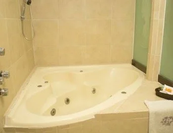 Jacuzzi privado que puedes encontrar en la Suite Premium