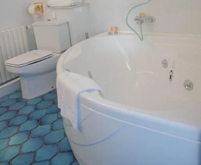 La Suite con jacuzzi privado para estancias románticas.