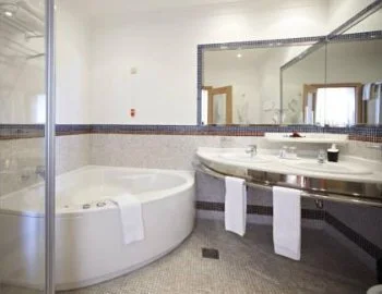 Foto de la la Bungalow (2 adultos + 2 niños) donde se encuentra la bañera de hidromasaje.
