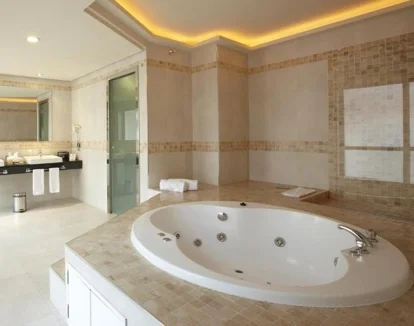 Disfruta de la Suite Junior (2 adultos) con tu pareja.