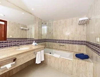 Foto y detalle de jacuzzi en la Suite Junior Superior (2 adultos + 1 niño).