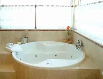 La Habitación Doble Superior - 2 camas (con jacuzzi) perfecto para disfrutar de una noche romántica.