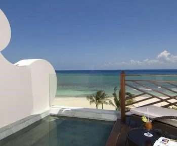 Este es la Suite Zen Experience con vistas a la naturaleza para disfrutar con tu pareja de un jacuzzi privado.