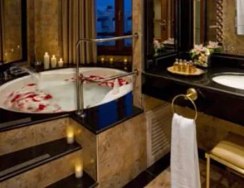 Interior de la Suite Junior Red Level donde tienes bañera de hidromasaje.