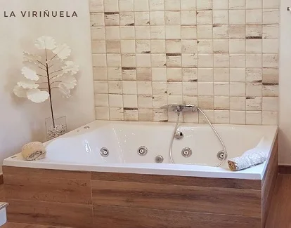 Casa de estilo rústico con bañera de hidromasaje en hotel rural Finca La Viriñuela en Galaroza en la provincia de Huelva