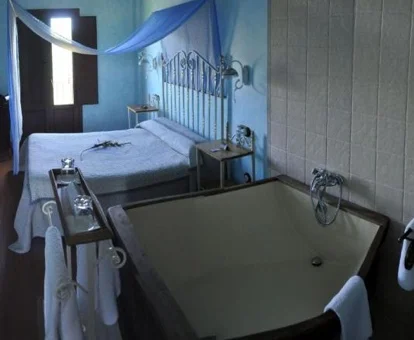 Bañera en la habitacion del hotel Kinedomus Bienestar Burgos