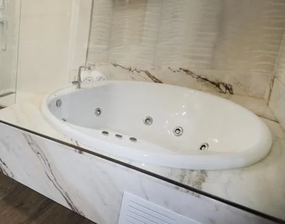 jacuzzi en la habitacion