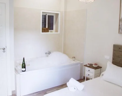 jacuzzi junto a la cama para una estancia muy especial en esta casa rural en la población de El Bosque en la provincia de Cádiz