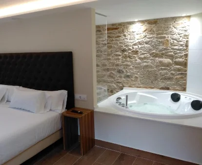 habitacion con jacuzzi privado junto a la cama