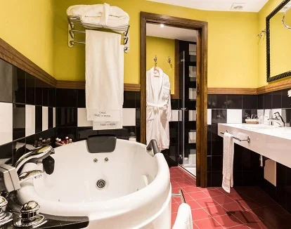 Habitación Doble Deluxe con Bañera de Hidromasaje en el hotel rural con encanto Manzaneda, uno de los alojamientos mejor valorados de Ourense para disfrutar de la naturaleza.