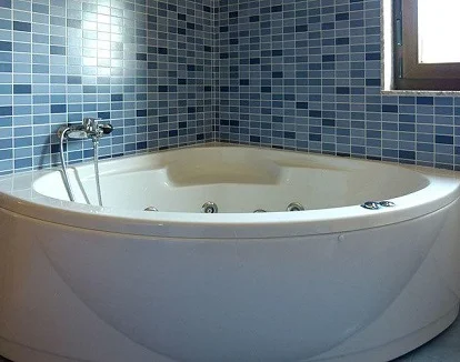Habitación doble con bañera de hidromasaje en el hotel rural O Curruncho dos Lopez