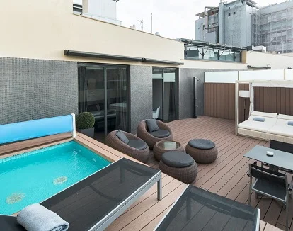 Habitaciones doble Deluxe y doble Superior en Catalonia Catedral de Barcelona donde tienes tu propia terraza y piscina privada para disfrutar de un momento romántico con tu pareja.
