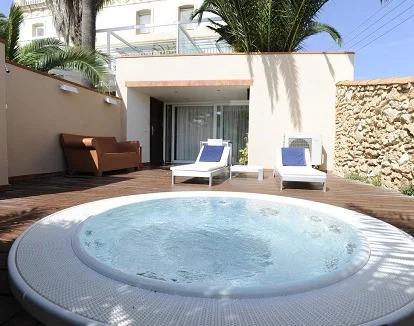 Jacuzzi en el exterior de la habitación doble superior con bañera de hidromasaje en el hotel Tancat de Codorniu