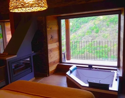 Suite Loft del hotel con jacuzzi y chimenea