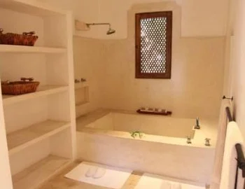Foto y detalle de jacuzzi en la Suite.