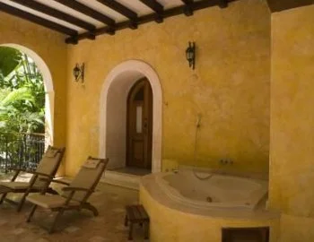 Este es la Suite Deluxe para disfrutar con tu pareja de un jacuzzi privado.