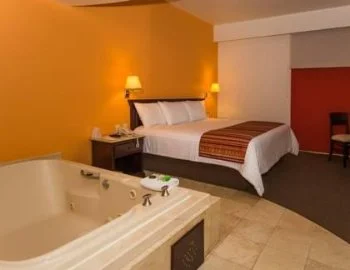 Jacuzzi privado que puedes encontrar en la Suite Junior con balcón