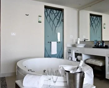 La Suite Junior de lujo y foto de la bañera de hidromasaje que puedes disfrutar.