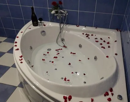 habitacion con bañera de hidromasaje del apartamento