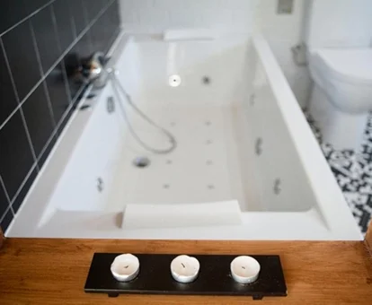 Foto de la habitacion con bañera de hidromasaje