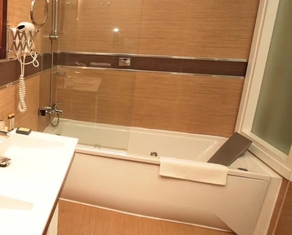 bañera de hidromasaje en la habitación Suite