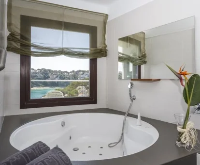 bañera de hidromasaje en la habitacion del hotel