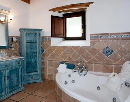 habitacion con bañera de hidromasaje