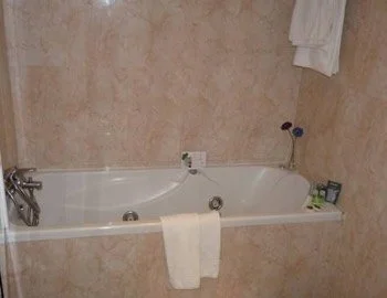 jacuzzi en la habitación Hotel Jardín de Aranjuez