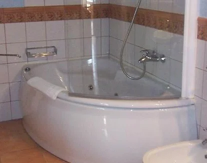 bañera de hidromasaje de la habitación