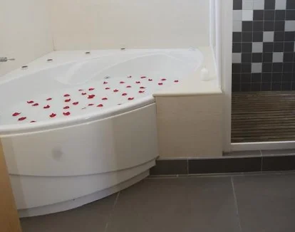 bañera de hidromasaje de la habitación